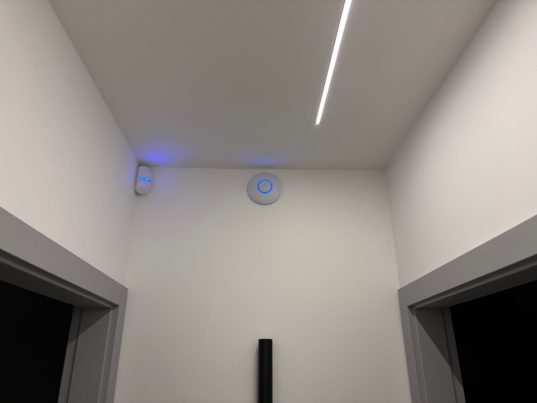 Zamontowany punkt dostępowy UniFi WiFi 6
